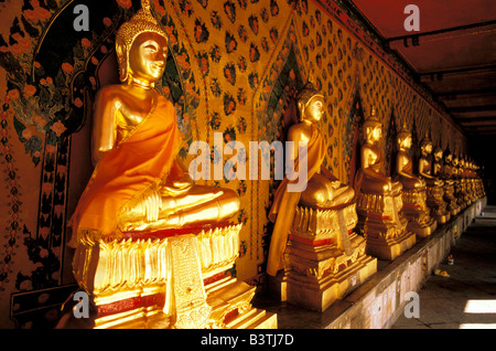 Asia, Thailandia, Bangkok. Wat Arun (il tempio dell'alba), la galleria di golden Buddha. Foto Stock