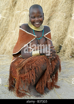 Tanzania Tanzania settentrionale, Manyara. Una donna Datoga rilassa fuori dalla sua casa di paglia. I costumi tradizionali delle donne Datoga Foto Stock