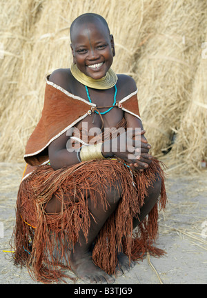 Tanzania Tanzania settentrionale, Manyara. Una donna Datoga rilassa fuori dalla sua casa di paglia. I costumi tradizionali delle donne Datoga Foto Stock