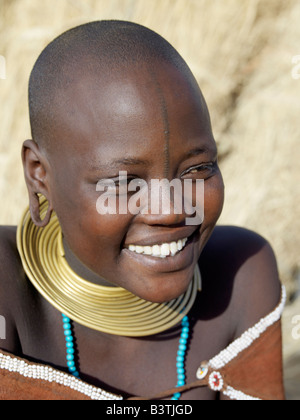 Tanzania Tanzania settentrionale, Manyara. Una donna Datoga rilassa fuori dalla sua casa di paglia. I costumi tradizionali delle donne Datoga Foto Stock