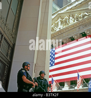 Le guardie armate sulle fasi di un Wall Street edificio vicino alla Borsa di New York New York City USA Giugno 2008 Foto Stock