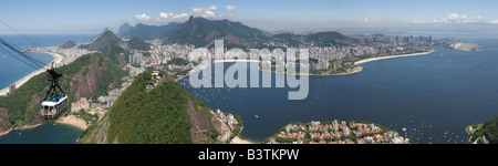 A 3 foto panoramiche di cucitura vista aerea del Rio con un cavo auto prendendo i turisti a Sugarloaf affacciato sulla Baia di Guanabara. Foto Stock