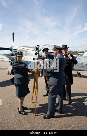 Attori che impersonano il personale della seconda guerra mondiale, gli ufficiali RAF e Winston Churchill e si trovano di fronte a un Mustang sul grembiule all'aeroporto di Shoreham Foto Stock