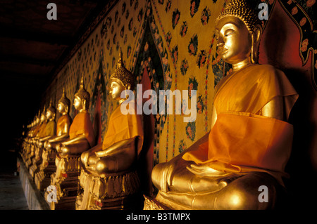 Asia, Thailandia, Bangkok. Wat Arun (il tempio dell'alba), la galleria di golden buddha. Foto Stock