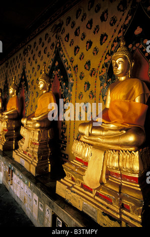 Asia, Thailandia, Bangkok. Wat Arun (il tempio dell'alba), la galleria di golden buddha. Foto Stock