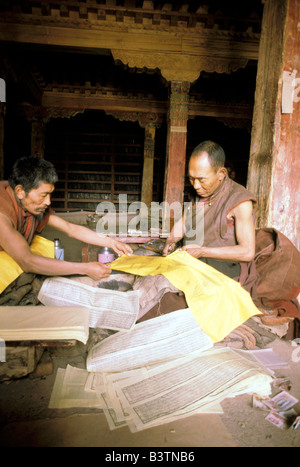 Il Tibet, Shigatse. Monastero di Tashilumpo, monaci buddisti la pubblicazione di scritture. Foto Stock