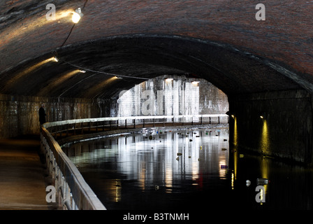 Il Curzon Street canal tunnel con spazzatura galleggiante sull'acqua, Birmingham, West Midlands, England, Regno Unito Foto Stock