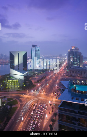 Emirati Arabi Uniti Dubai, Deira. Vista aerea di Deira edifici lungo il Torrente di Dubai e Baniyas Road/ Sera Foto Stock