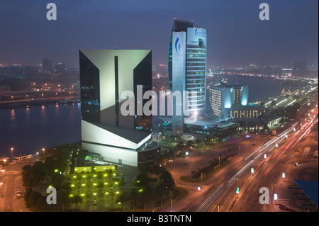 Emirati Arabi Uniti Dubai, Deira. Vista aerea di Deira edifici lungo il Torrente di Dubai e Baniyas Road/ Sera Foto Stock