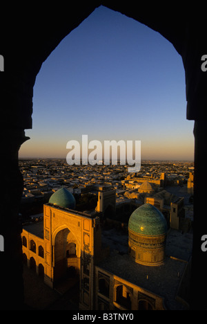 Vista della Moschea Kalyan, Mir-i-Arab madrasa & Bukhara dalla sommità del Minareto Kalyan, Uzbekistan in Asia centrale Foto Stock