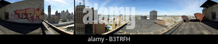 Una vista panoramica di Detroit, MI skyline come visto dalla cima di un downtown hotel abbandonato. Foto Stock
