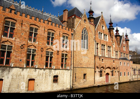 Belgio, Brugge (aka Brug o Bruge). UNESCO World Heritige sito. Tipica architettura medievale lungo i canali di Bruges. Foto Stock