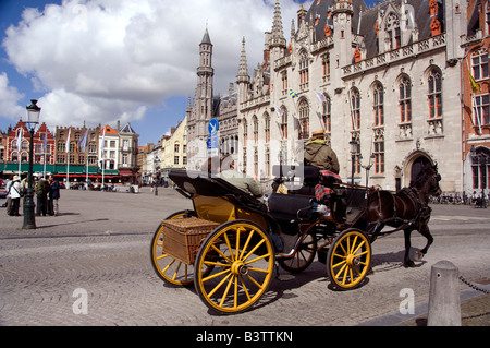 Belgio, Brugge (aka Brug o Bruge). Il mercato medievale Piazza, horsedrawn giro in carrozza. Foto Stock