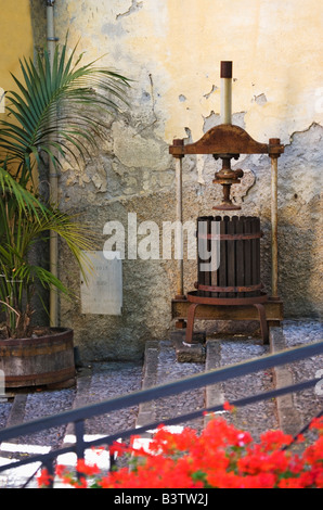 L'Europa, Italia, Cinque Terre Riomaggiore. Il vecchio torchio si siede sui gradini di pietra. Foto Stock