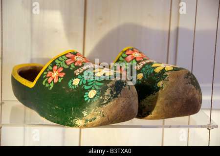 Paesi Bassi (aka Holland), Zaandam. Zaanse Schans, legno Shoe Museum, altamente antiche dipinte di zoccoli di legno che mostra anni di utilizzo. Foto Stock