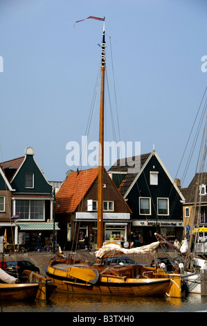 Europa, Paesi Bassi (aka Holland), Volendam. Popolare il pittoresco villaggio di pescatori sull'IJsselmeer. Viste procedure Dockside Wizard. Foto Stock