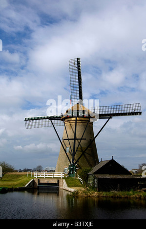 Paesi Bassi (aka Holland), Kinderdijk. 19 mulini a vento storico situato alla confluenza del Noord & Lek. Sito UNESCO Foto Stock