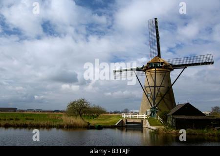 Paesi Bassi (aka Holland), Kinderdijk. 19 mulini a vento storico situato alla confluenza del Noord & Lek. Sito UNESCO Foto Stock