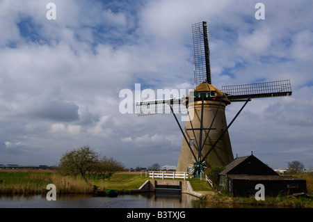 Paesi Bassi (aka Holland), Kinderdijk. 19 mulini a vento storico situato alla confluenza del Noord & Lek. Sito UNESCO Foto Stock