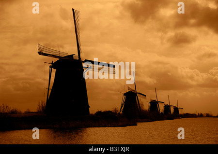 Paesi Bassi (aka Holland), Kinderdijk. 19 mulini a vento storico situato alla confluenza del Noord & Lek. UNESCO Foto Stock