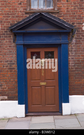 Marrone porta anteriore con blu di surround townhouse a Ludlow Shropshire England Regno Unito Foto Stock