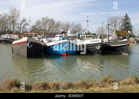 Chiatte storico essendo mosso in porto a St Symphorien sur Saône Foto Stock