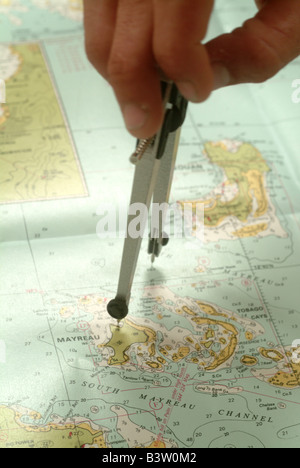 Caraibi Antille Grenadine la pianificazione di un corso su un grafico con strumenti di misurazione Foto Stock