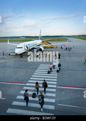 I passeggeri di salire a bordo della Ryanair Boeing 737 aereo jet all'Aeroporto di Eindhoven Paesi Bassi Foto Stock