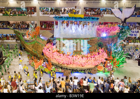 Uno dei galleggianti e scuola di samba nel suo cammino verso il basso la striscia di parata al carnevale di Rio Sambadrome. Foto Stock