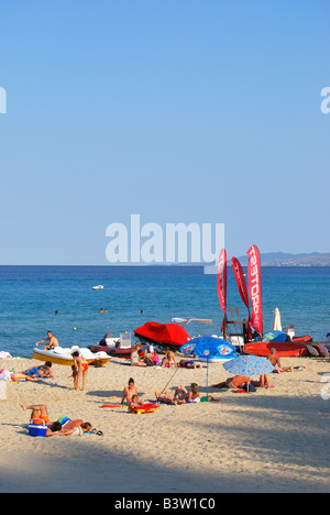 Vista sulla spiaggia al tramonto, Kallithea, penisola Kassandra, Calcidica, Macedonia centrale, Grecia Foto Stock