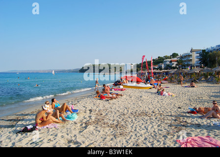 Vista sulla spiaggia al tramonto, Kallithea, penisola Kassandra, Calcidica (Halkidiki), Macedonia centrale, Grecia Foto Stock