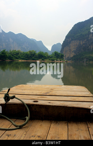 Barca sul fiume Mingjiang nel sud della Cina di Guangxi Zhuang Regione Autonoma Foto Stock