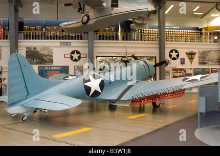 Un Douglas SBD-2 intrepida dive bomber,veterano di Pearl Harbor e Midway sul display statico presso la Naval Air Museum di Pensacola NAS Foto Stock