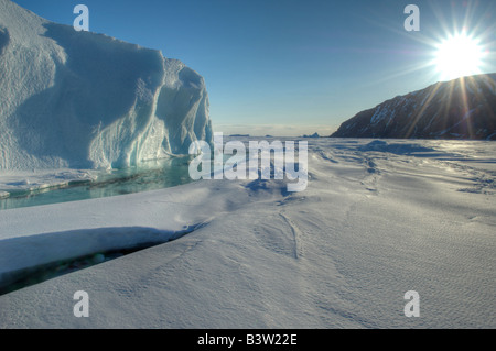 Un iceberg su Cobourg Isola nell'artico canadese la fusione con la luce del sole. Foto Stock