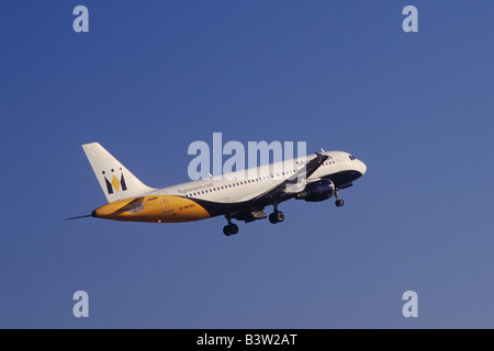 La Monarch Airlines Airbus A320-212 aeromobili ( reg. G-MONX ) sul decollo dall'aeroporto di Palma de Mallorca, Isole Baleari, Spagna. Foto Stock