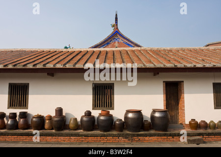 Argilla vuoto fioriere lungo una parete, Mingxin Academy, Jiji, Nantou, Taiwan, Repubblica della Cina (ROC) Foto Stock