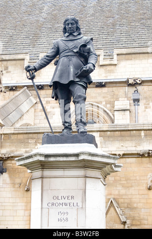 Statua di signore Protector Oliver Cromwell 1599-1658 nella motivazione del parlamento di Westminster a Londra, Inghilterra, Regno Unito Foto Stock