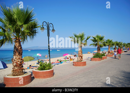 Spiaggia e il lungomare con vista, Polychrono, penisola Kassandra, Calcidica, Macedonia centrale, Grecia Foto Stock