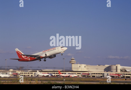 Centralwings Boeing 737-36N aeromobili ( reg. SP-LME ) sul decollo dall'aeroporto di Palma de Mallorca, Isole Baleari, Spagna. Foto Stock