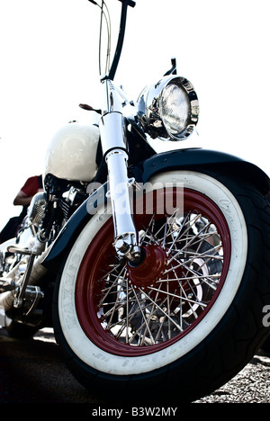 Harley Davidson motocicletta con un muro bianco di pneumatici su cerchi di colore rosso. Altezza manubrio e crema vernice sul serbatoio. Foto Stock