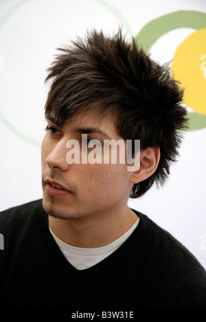 Bel giovane imprenditore in un funky ufficio moderno interno Foto Stock