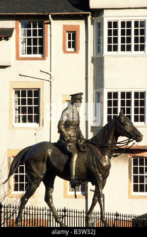 Statua del maresciallo di campo Earl Haig (1861-1928) sulla spianata del castello di Edimburgo, Edimburgo, Scozia, Regno Unito Foto Stock