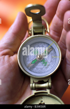 Uomo con bussola in mano, close-up Foto Stock