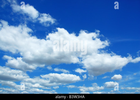 Nuvole bianche sul cielo blu sullo sfondo Foto Stock