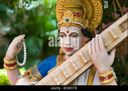 Indian Saraswati statua della dea. Puttaparthi, Andhra Pradesh, India Foto Stock