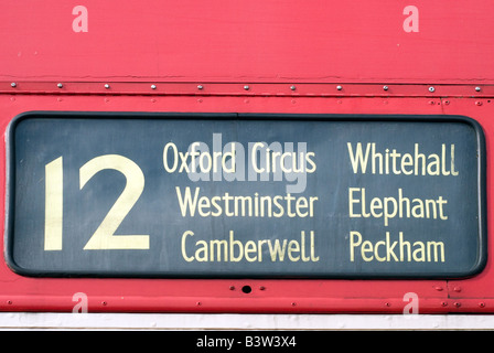 La scheda di destinazione su un numero rosso 12 London bus Foto Stock