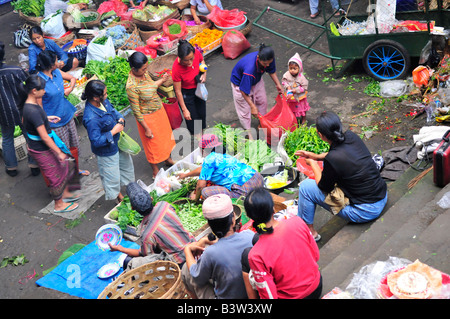 Mattinata intensa, scena a ubud mercato mattutino , frutta e verdure fresche sezione ,ubud , isola di Bali , Indonesia Foto Stock