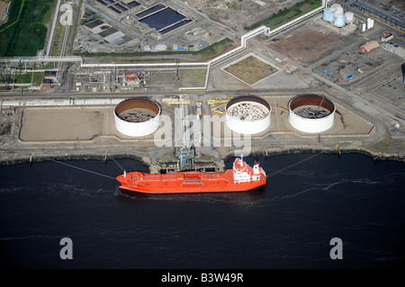 Petroliera lo scarico sul Fiume Tees, dall'aria, Teeside, nell Inghilterra del Nord Foto Stock