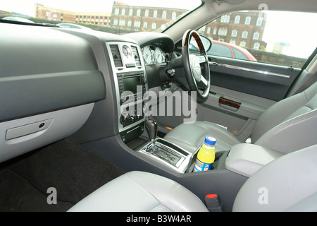 Chrysler 300c per interni auto a sud del Galles GB UK 2008 Foto Stock