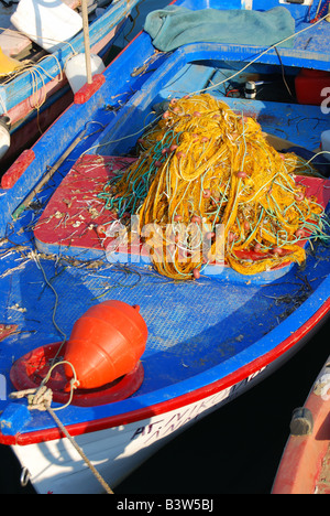 Pesca in legno barca in porto, Nea Fokea, penisola Kassandra, Calcidica, Macedonia centrale, Grecia Foto Stock